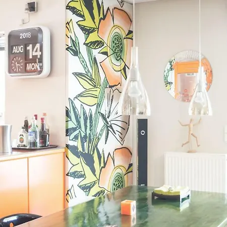 Designer's Close To City Center Apartment *