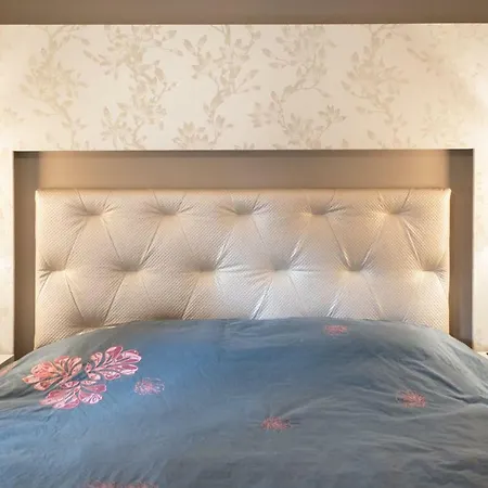 Designer's Close To City Center Apartment *