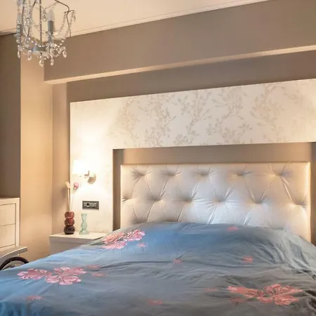 Designer's Close To City Center Apartment